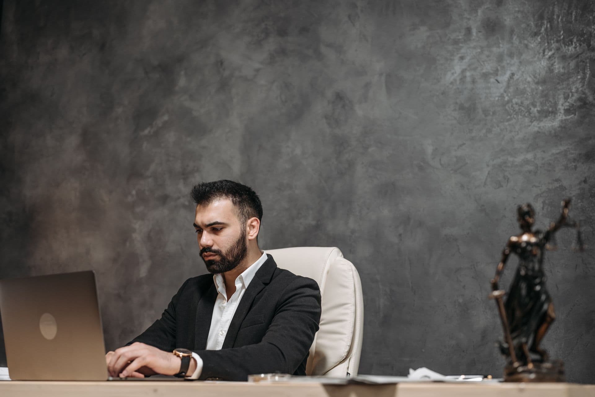 ¿Qué es el software de atención al cliente con IA (y qué significa para los despachos de abogados)?
